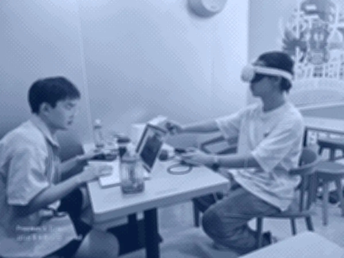 成员佩戴 VR 头显体验
