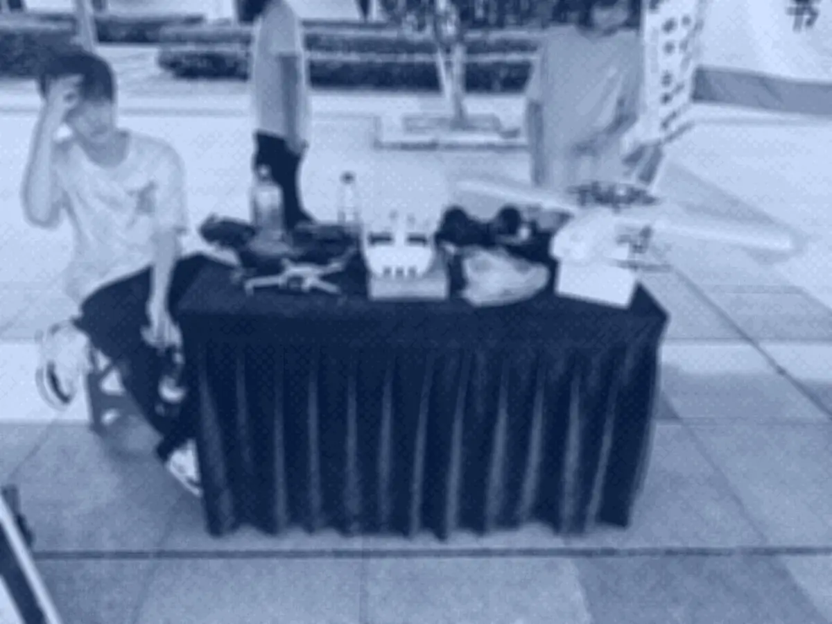 成员蹲在展位前调试无人机