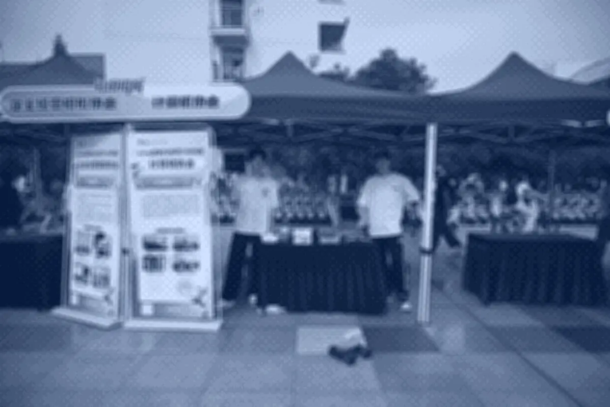 校园招新现场，展位另一角度