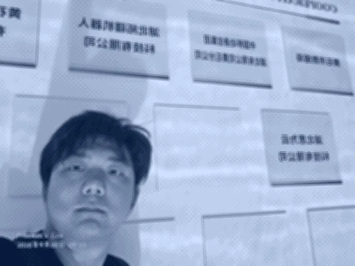 成员在企业铭牌墙前