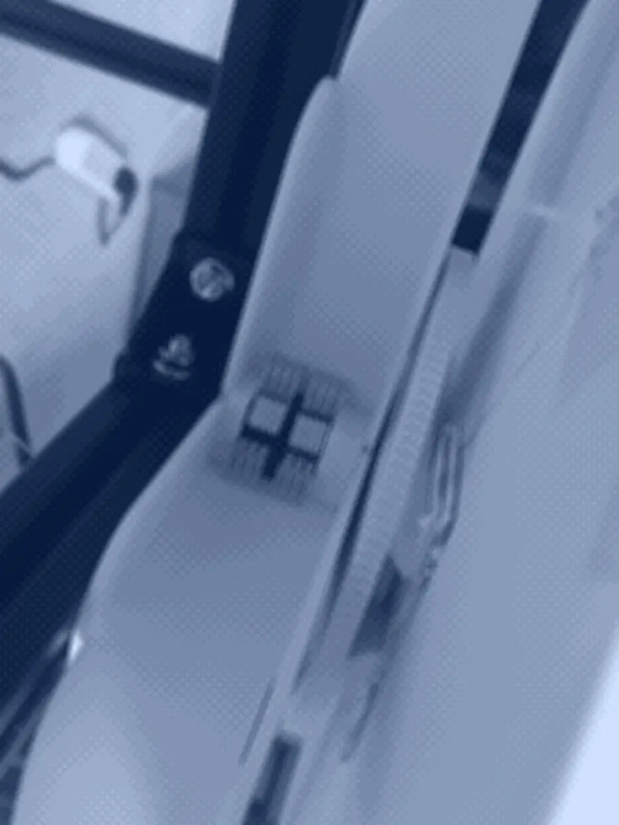 电动转盘下方的结构框架与齿轮